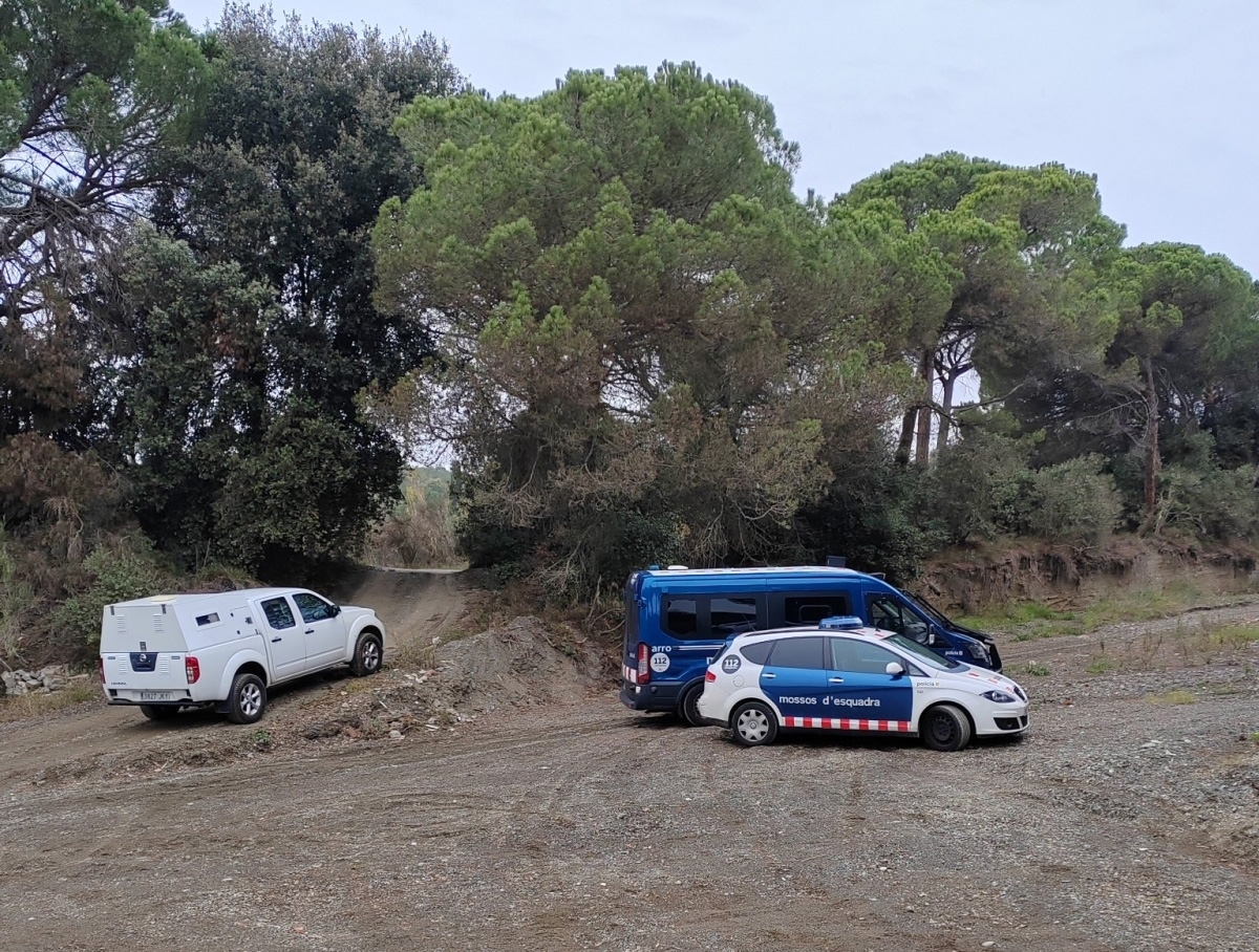 Vehicles dels Mossos en un dels lloc on van trobar restes de la víctima. (Martí Coral)