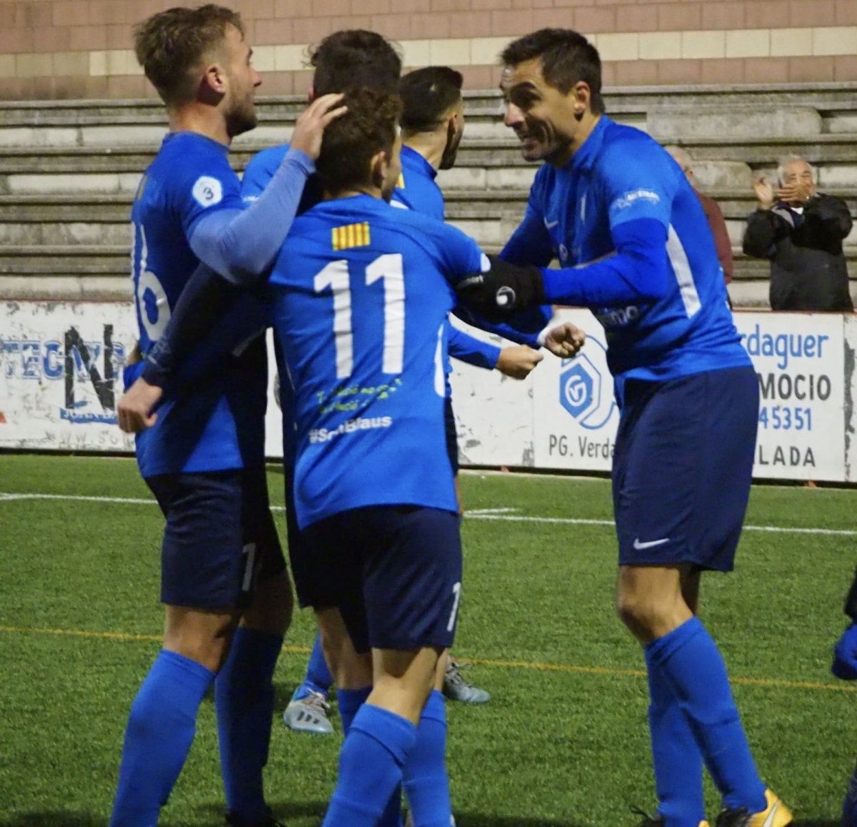 Els jugadors feliciten a Martí Just pel seu golàs al darrer minut