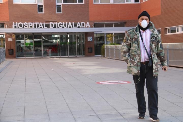 Una persona, a la sortida de l'Hospital, el mes de març FOTO: ACN