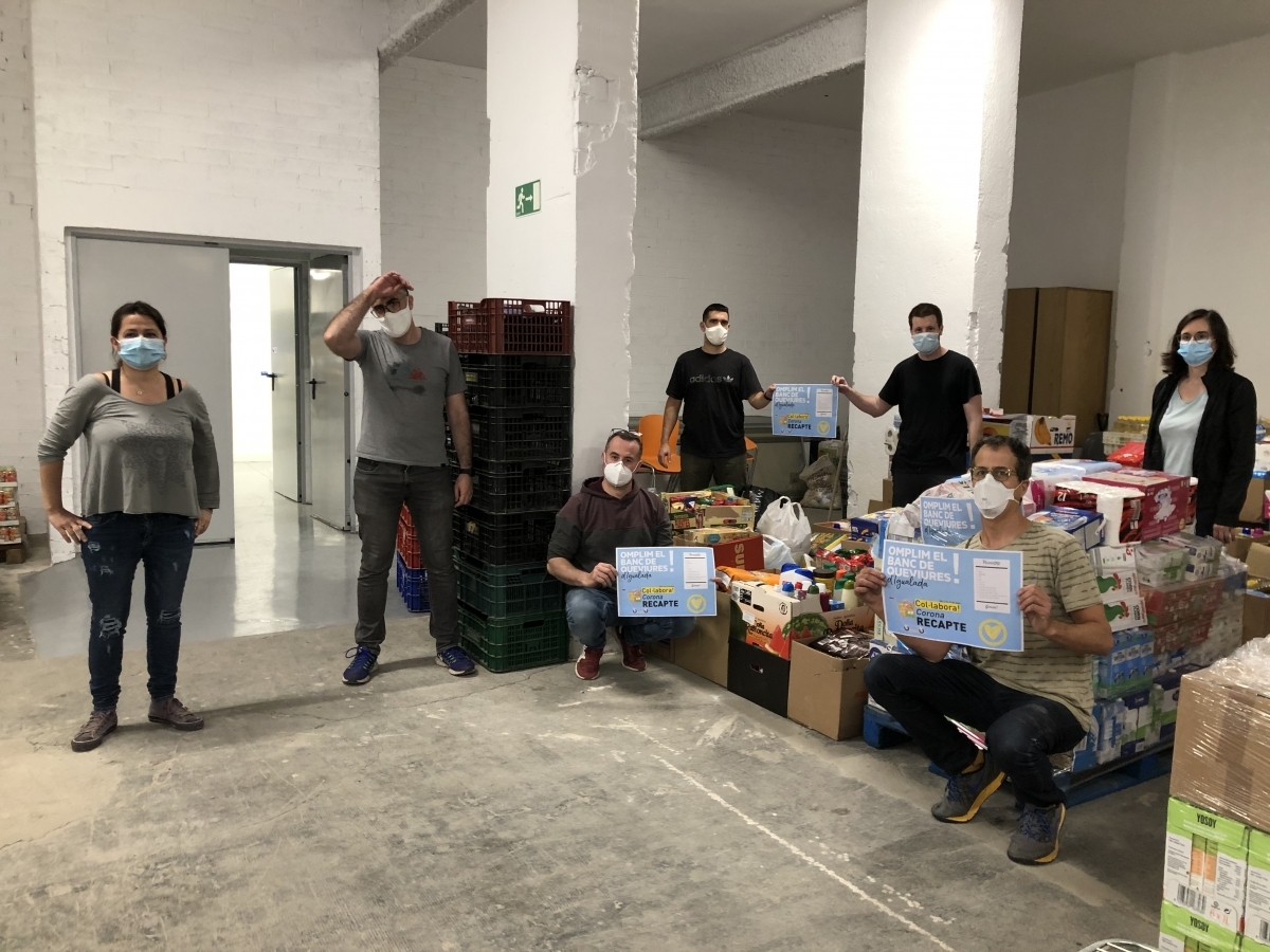 Participants del recapte, amb el material aconseguit