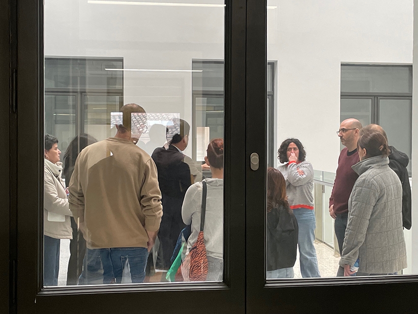 L'alcalde conversa amb fam&iacute;lies del centre (Foto: TCM)