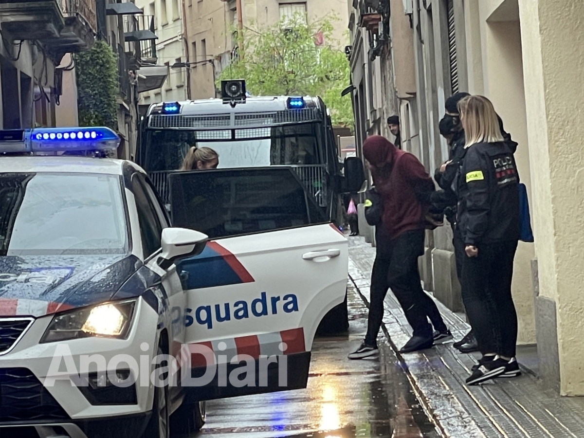 Moment en què el presumpte autor de la violació surt detingut del seu domicili (Foto: TCM)