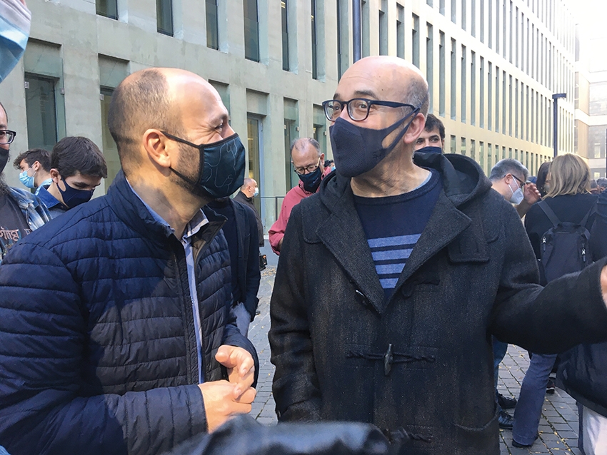 Soler conversa amb el vicepresident d'Òmnium, Marcel Mauri, a la sortida del jutjat (Foto: Toni Cortès)