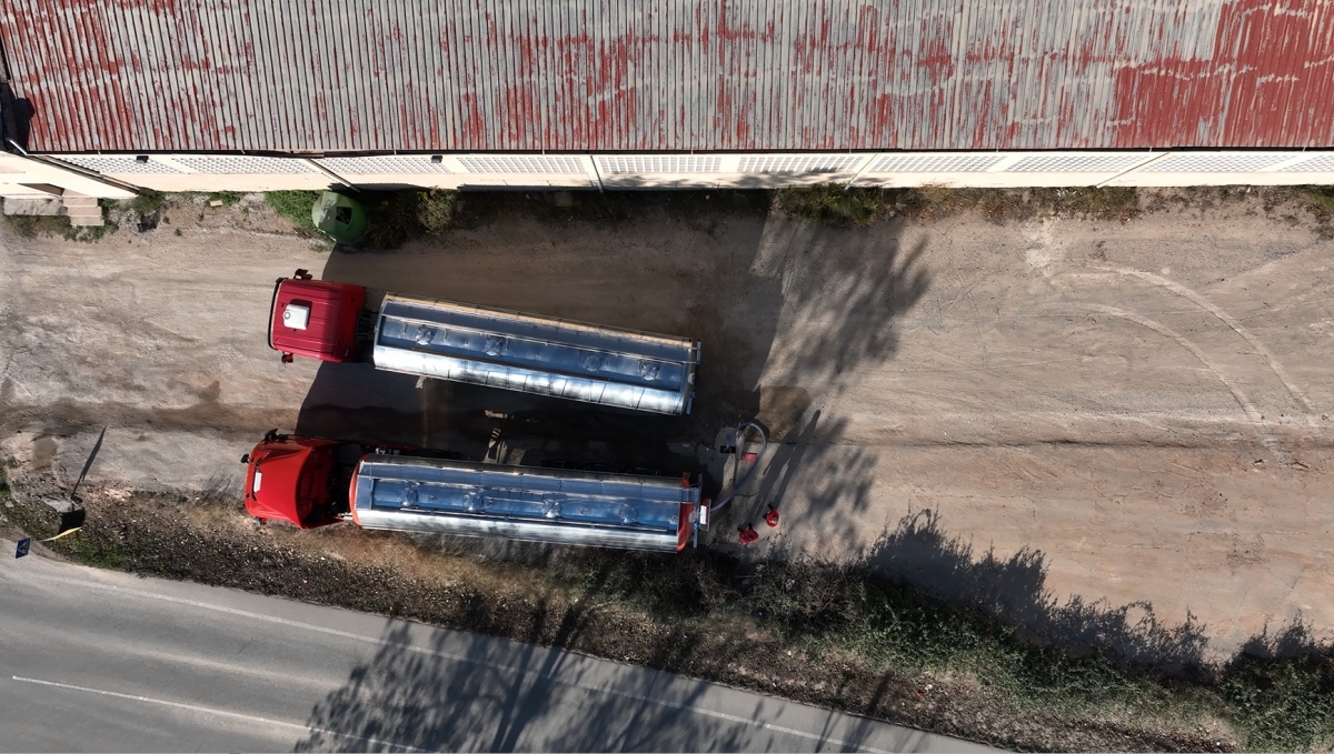 Dos camions cisterna. ACA.