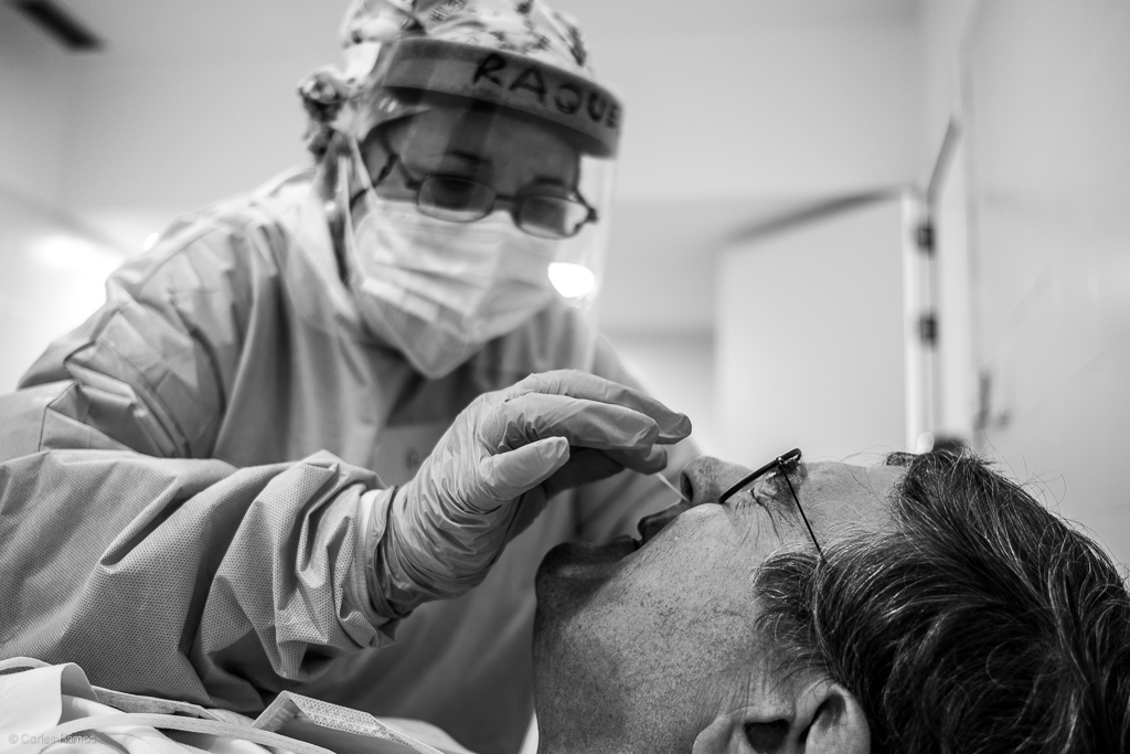 El doctor Brescó, en el moment que se li feia la prova de la COVID-19