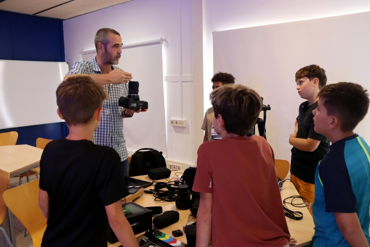 Joves aprenent els aspectes tècnics. Mar Martí. ACN.