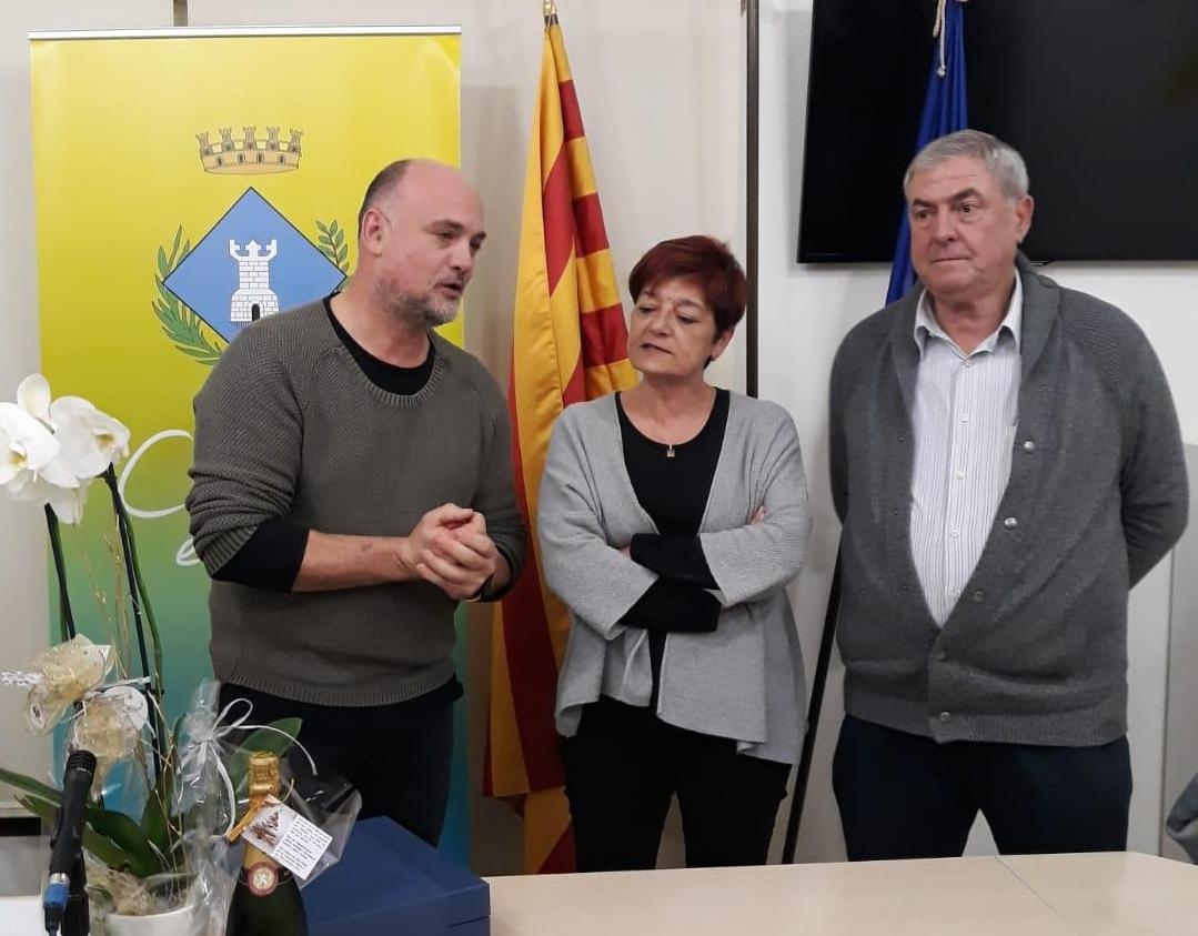 La secretària homenatjada, entre Joan Serra i Jesús Brugués