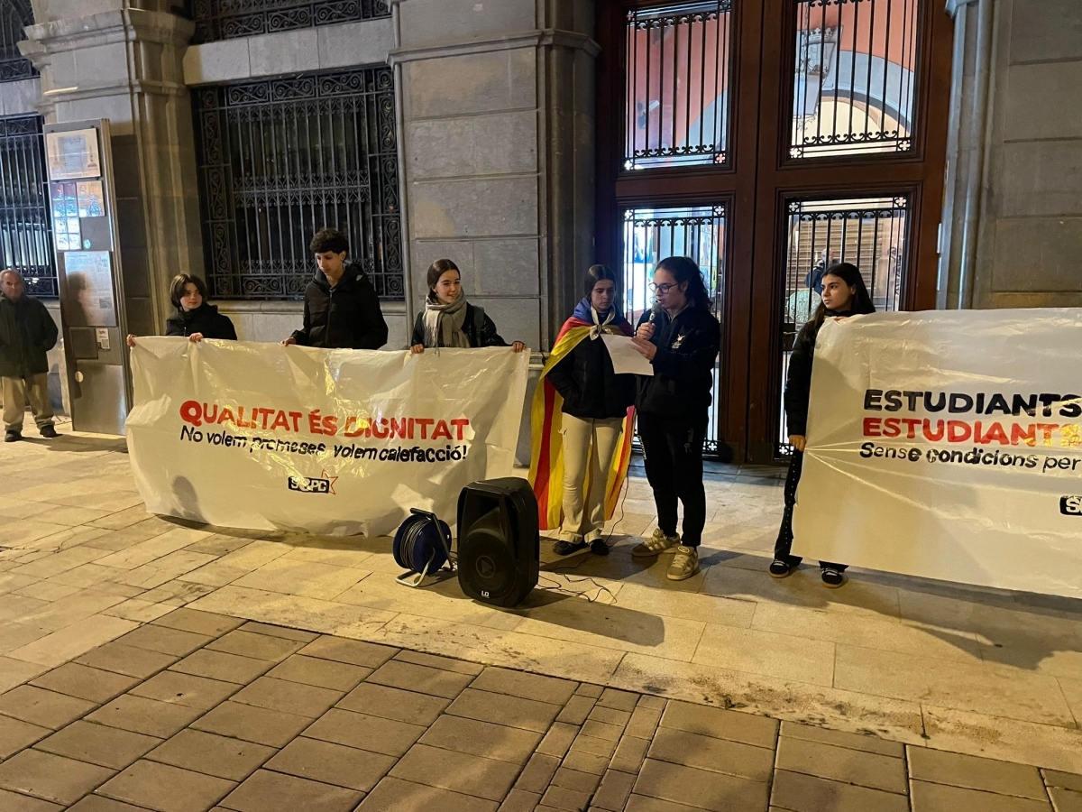 Estudiants llegint el manifest. Toni Cort&egrave;s.