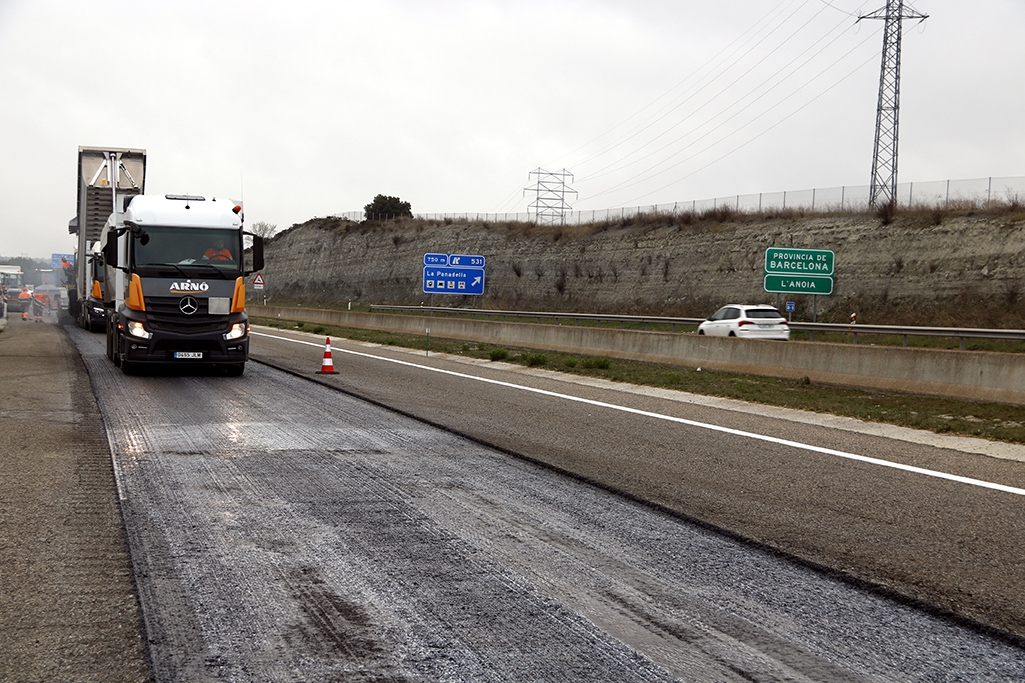 Obres de millora del ferm a l'A2 entre Cervera i la Panadella