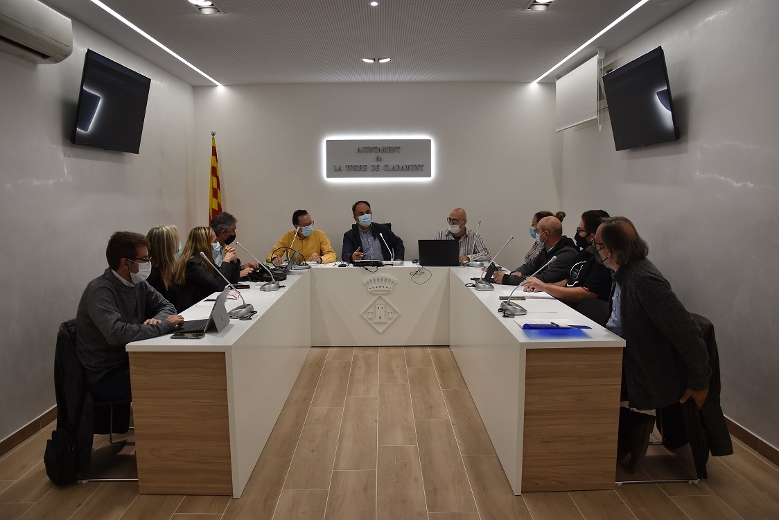 La renovada sala de plens de l'Ajuntament de la Torre de Claramunt