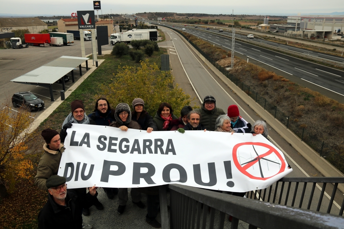 Un grup de manifestants, amb una pancarta reivindicativa (Foto: Anna  Berga / ACN)