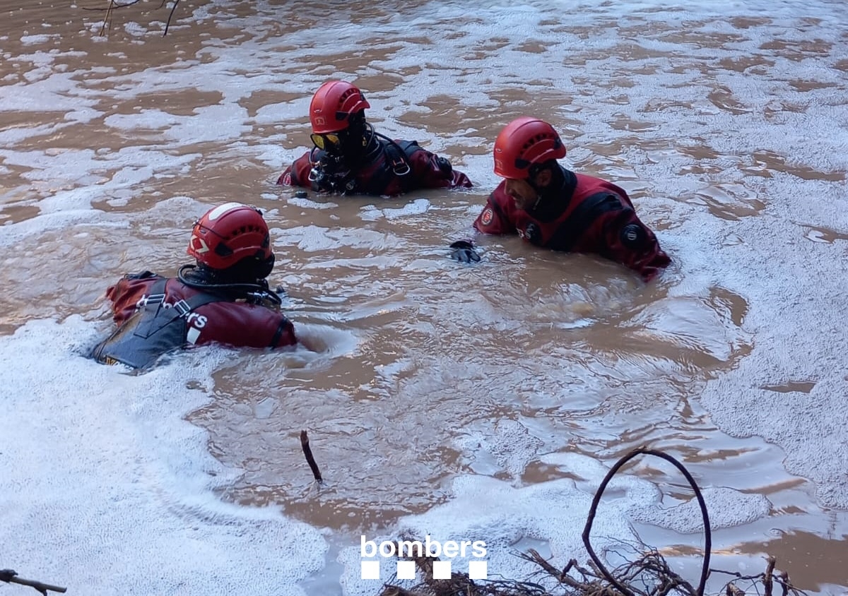 Bombers durant la recerca. Bombers de la Generalitat de Catalunya.
