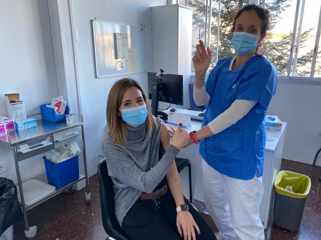 Olívia, primera infermera en rebre la vacuna, el 4 de gener