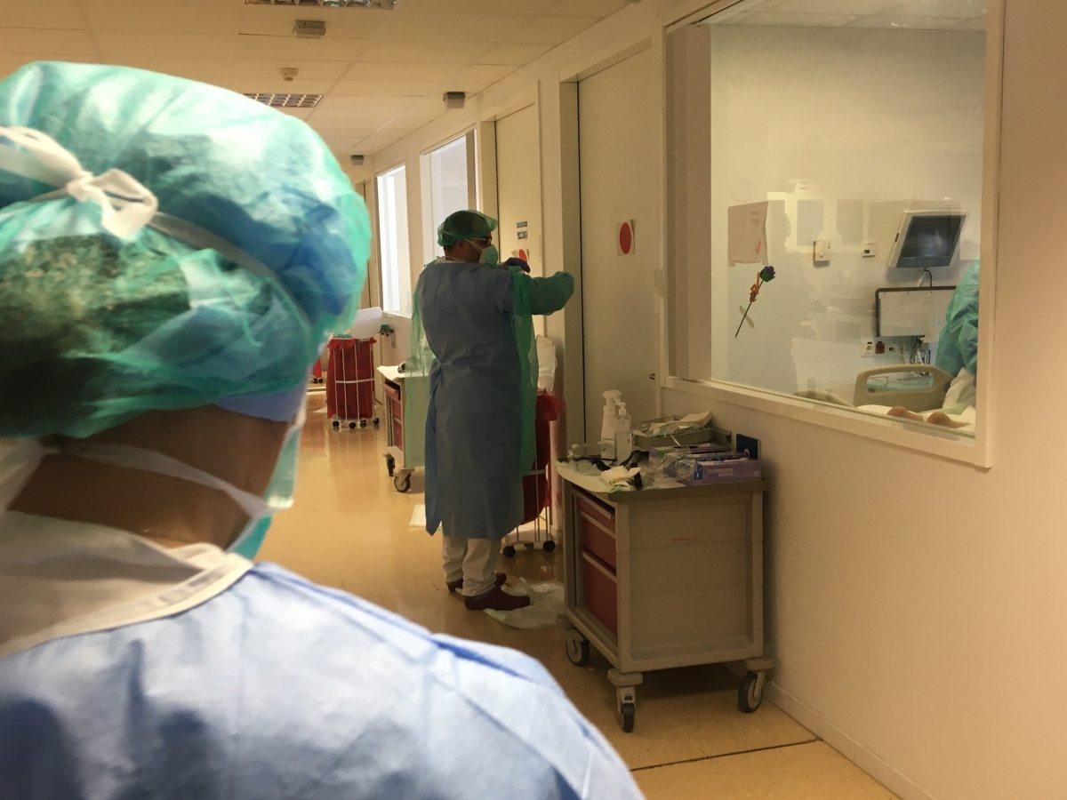 El doctor Abreu es prepara per entrar en un box de l'UCI per fer el seguiment d'un malalt crític (Foto: TCM)