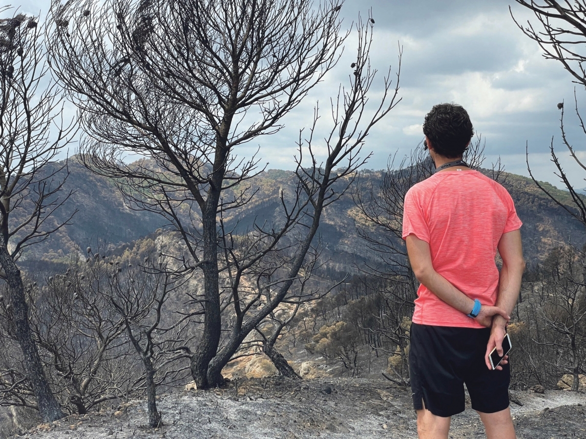 L'Oriol, observa desolat la zona cremada, a la Creu de Ferro (Foto: TCM)
