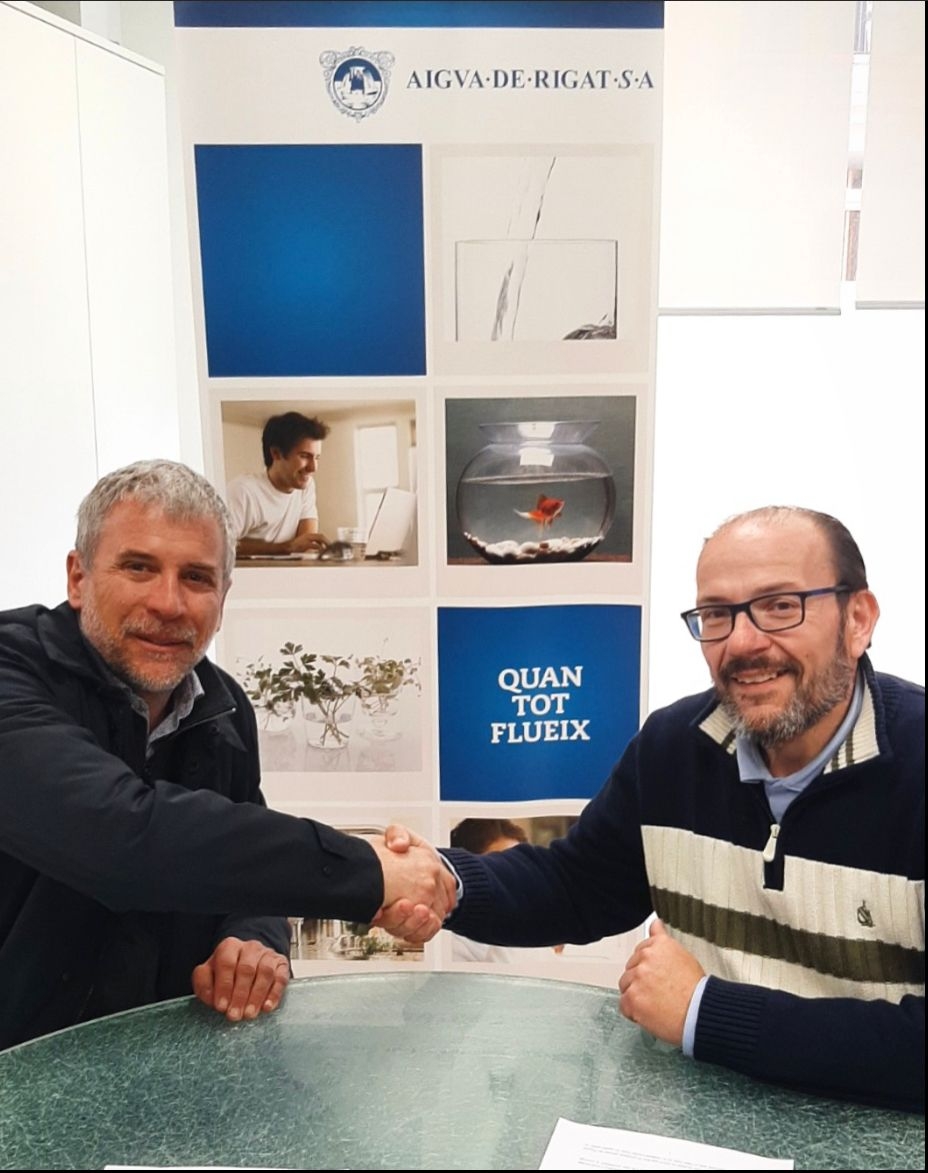 Xavier Ventayol, conseller delegat d'Aigua de Rigat, i Manel Burón, president del club, signen l'acord.