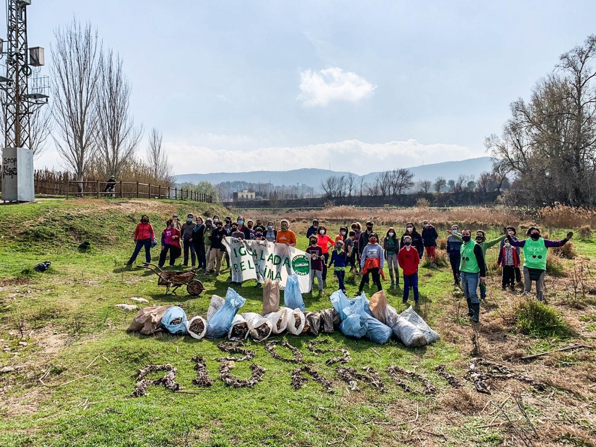 Una vegada acabada la neteja del tram del riu, els voluntaris mostraven part dels seus resultats en aquesta foto