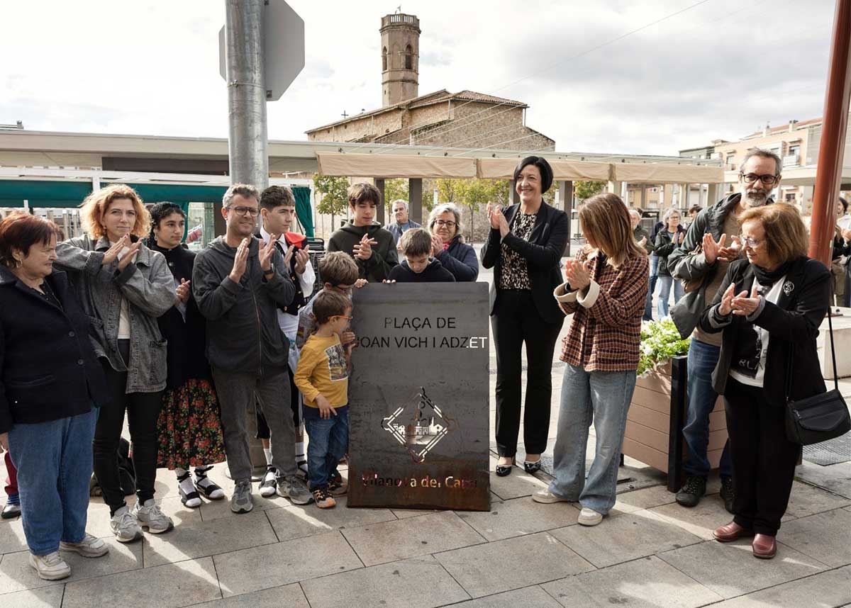 Placa a la plaça Joan Vich. Ajuntament de Vilanova.