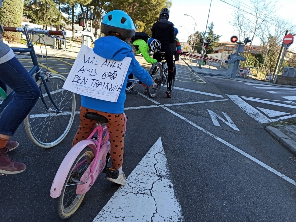 Un jove participant d'una de les bicicletades de FFF i Ciclistes Urbans