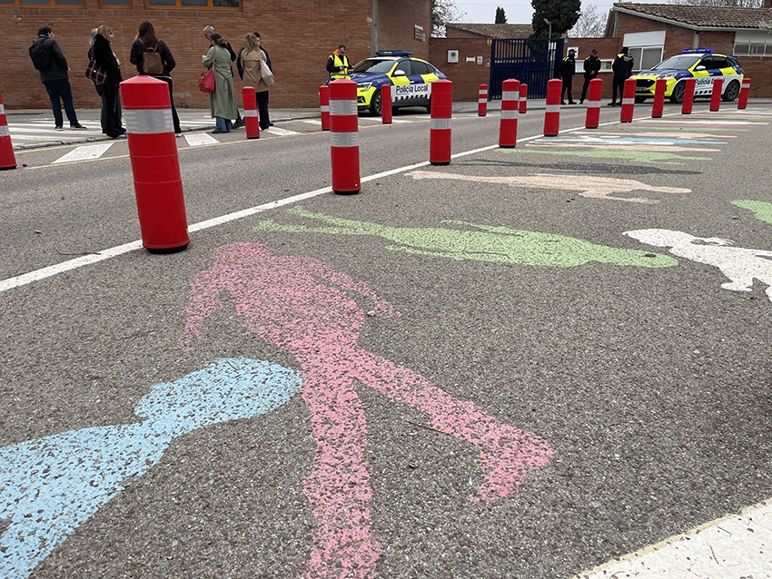 Representants de l'Ajuntament d'Igualada, reunits amb fam&iacute;lies i personal del centre, aquest dimarts al mat&iacute; (Foto: TCM)