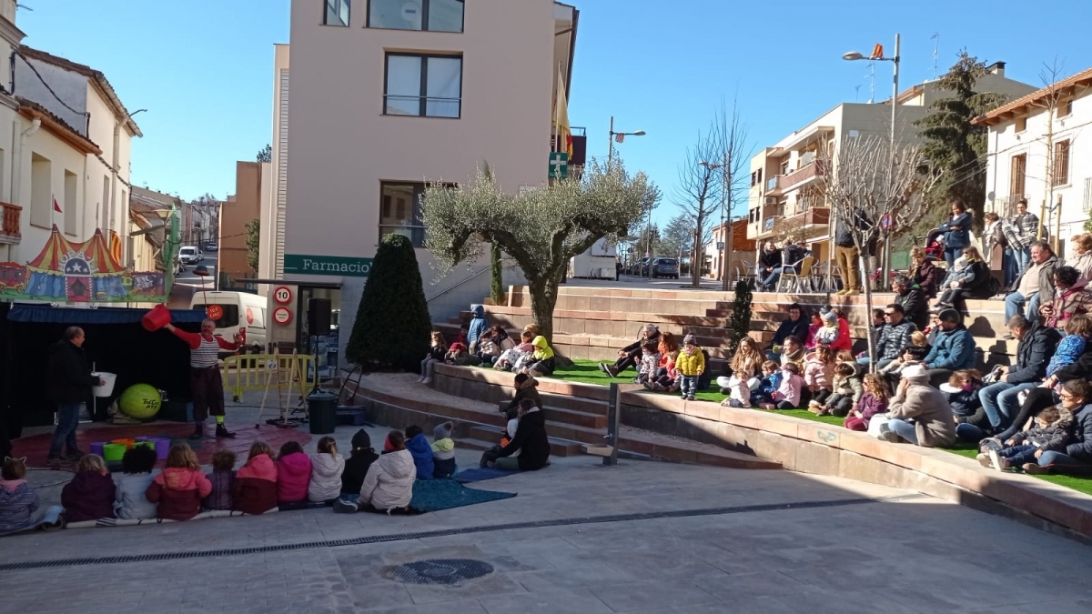 Espectacle infantil a la plaça del Poble (Ajuntament de Castellolí)