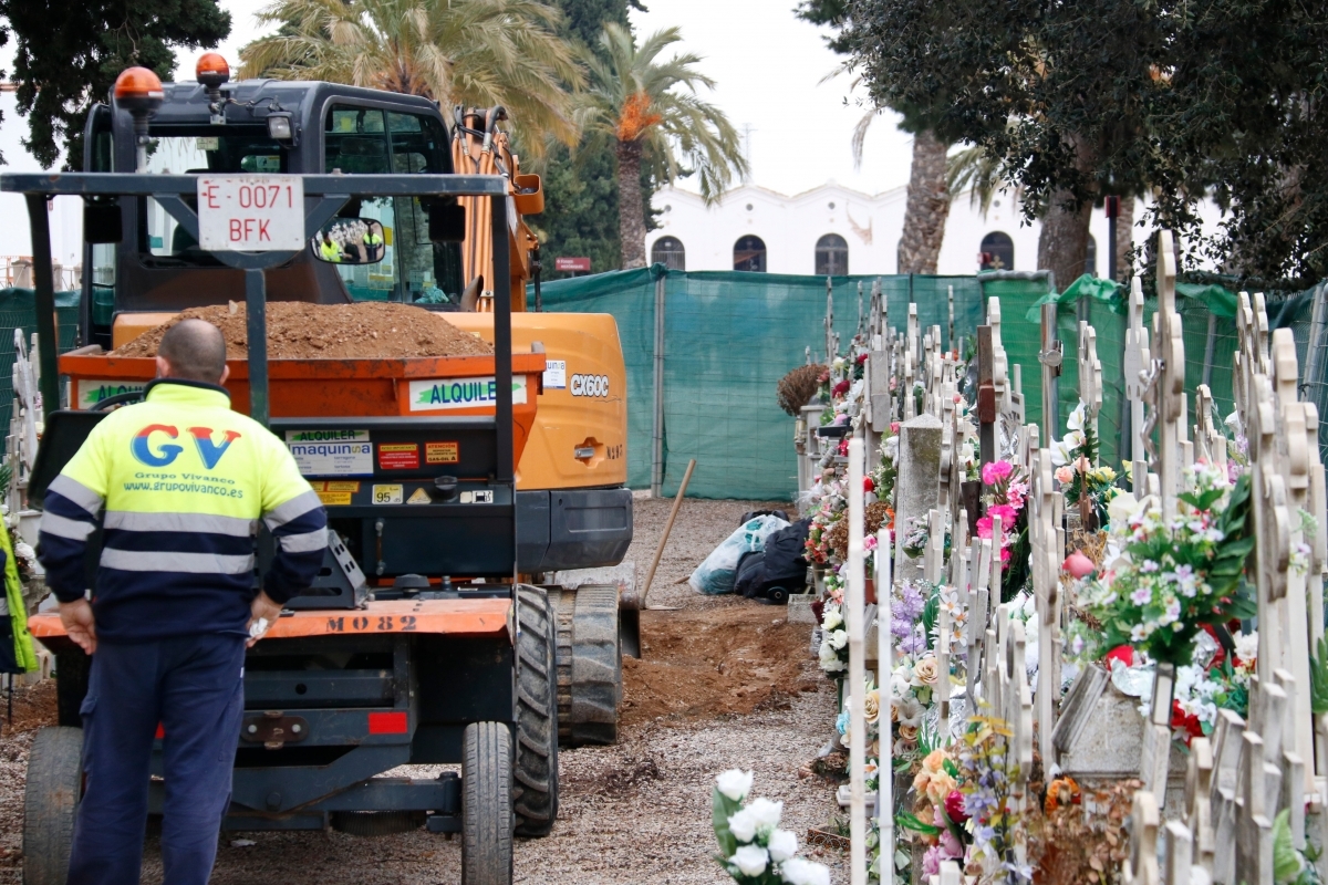 Imatge dels treballs en la fossa comuna del cementiri de Reus per recuperar les restes de Cipriano Martos (Arnau Martínez / ACN)