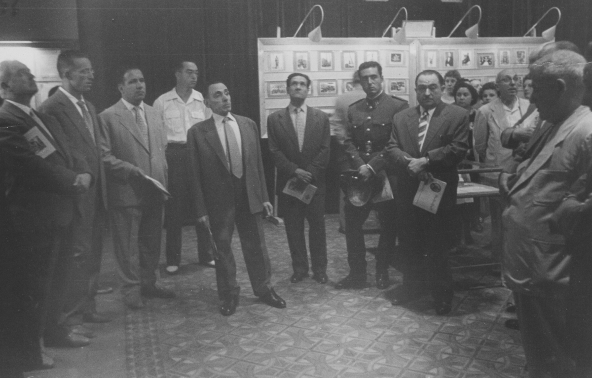Tejero acompanyant les autoritats a l'Exposici&oacute; hist&ograve;rica en commemoraci&oacute; del 150e aniversari de la Guerra de la Independ&egrave;ncia, organitzada per l'Ajuntament d'Igualada. 1958. Foto: Procopi Lluci&agrave;. Arxiu Comarcal de l'Anoia - Arxiu Fotogr&agrave;fic Municipal d'Igualada