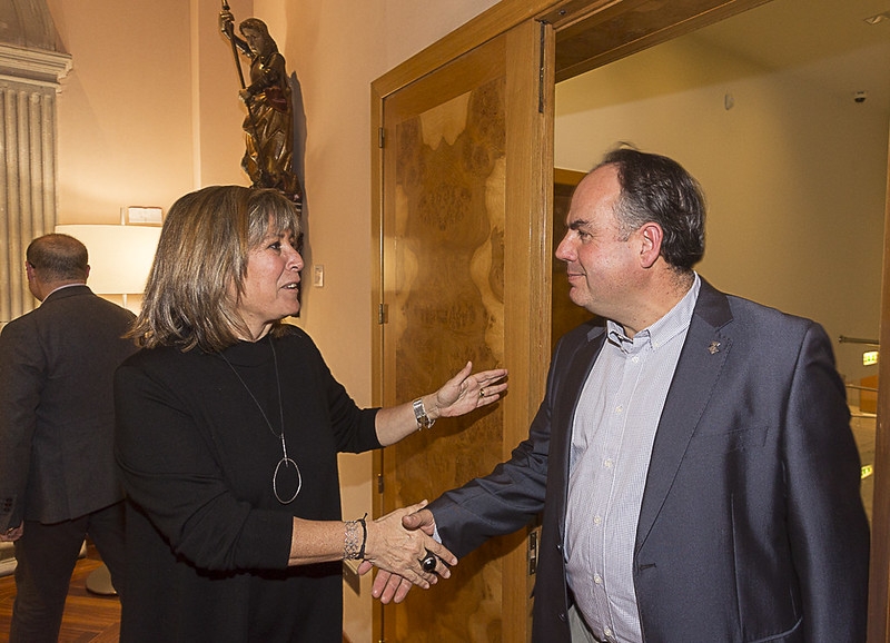 L'alcalde de la Torre de Claramunt, Jaume Riba, amb la presidenta de la Diputació (Òscar Ferrer/DIBA)