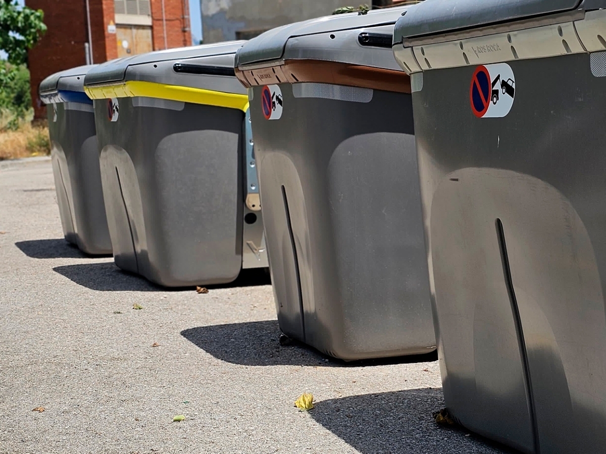 Nous contenidors. Ajuntament de Piera.