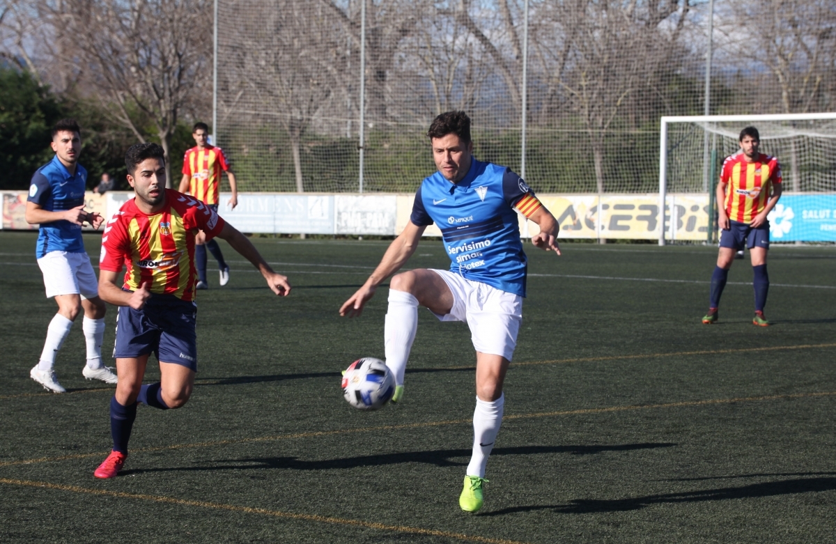 Pedro controla la pilota al centre del camp, en el matx a Vilafranca