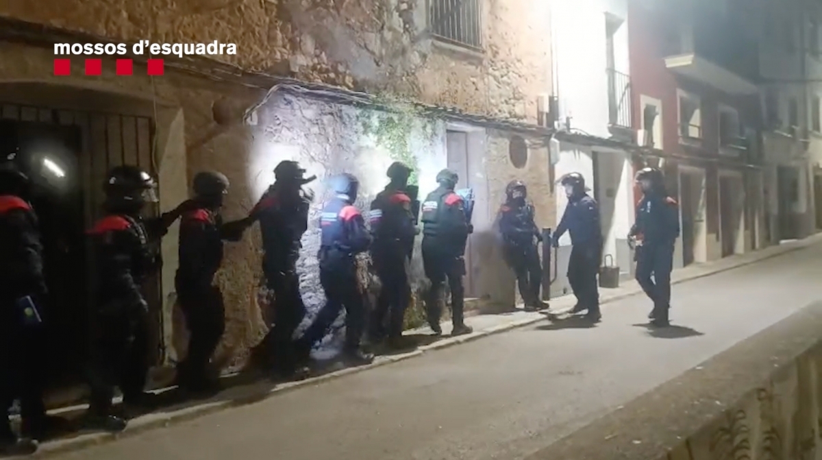 Entrada a un dels domicilis. Mossos d'Esquadra.