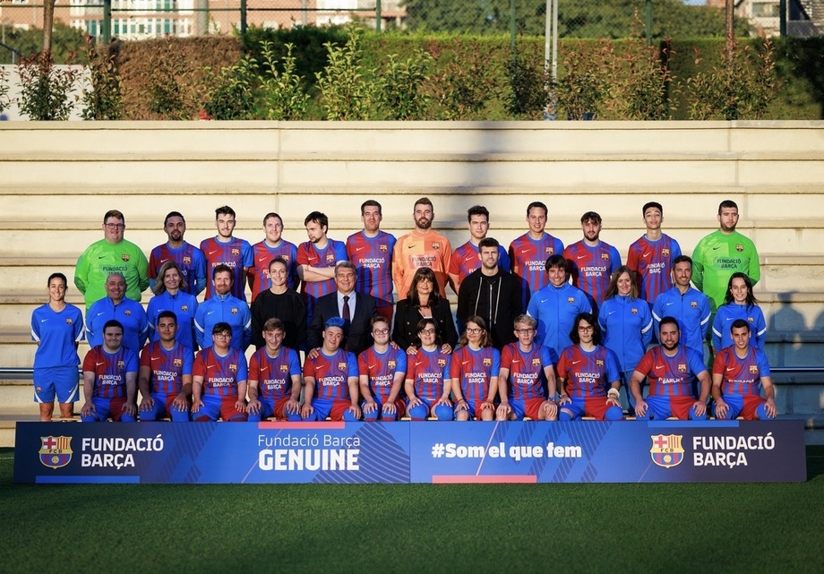 En "Franchu", segon per l'esquerra a la segona filera, amb l'equip blau-grana (F.C.Barcelona)