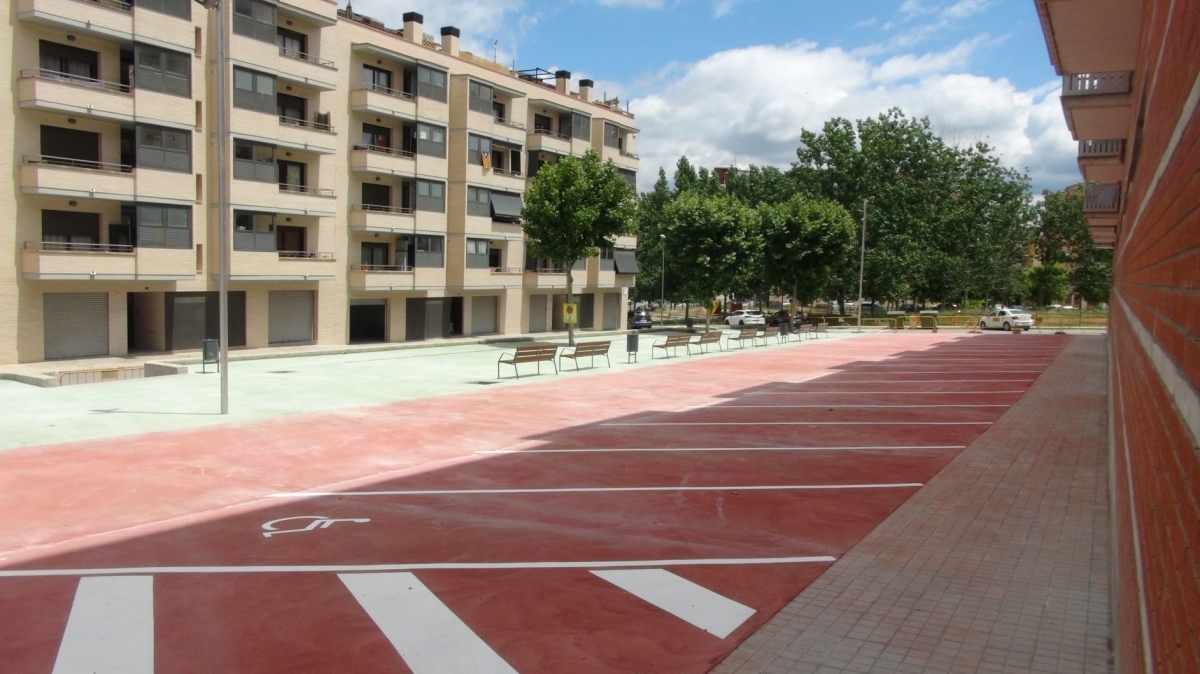 La nova zona d'aparcament creada amb les obres