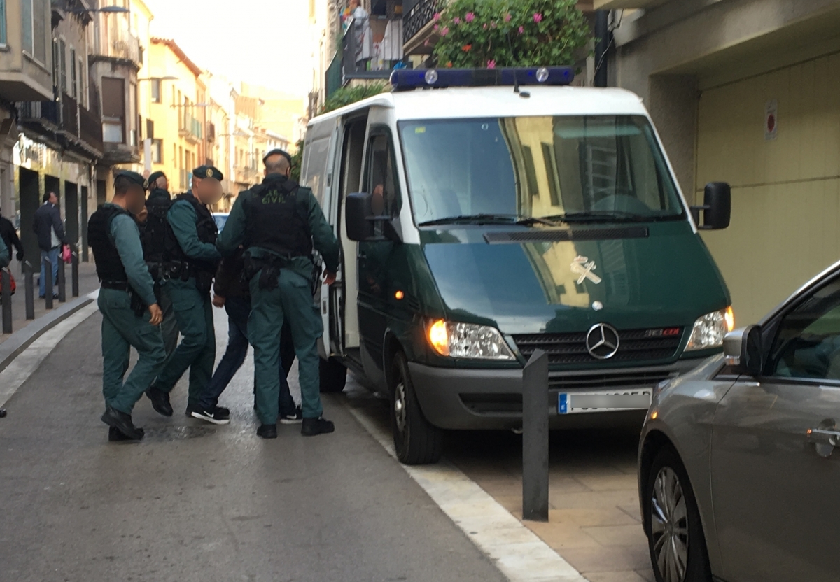 MOment en què introdueixen el detingut al furgó poilicial (Foto: Toni Cortès)