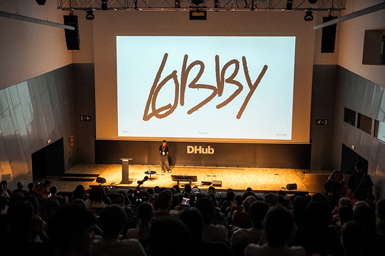 L&rsquo;auditori del Disseny Hub Barcelona, ple de gom a gom durant la jornada del Brut! Foto: Marta Camps / @coloraxia