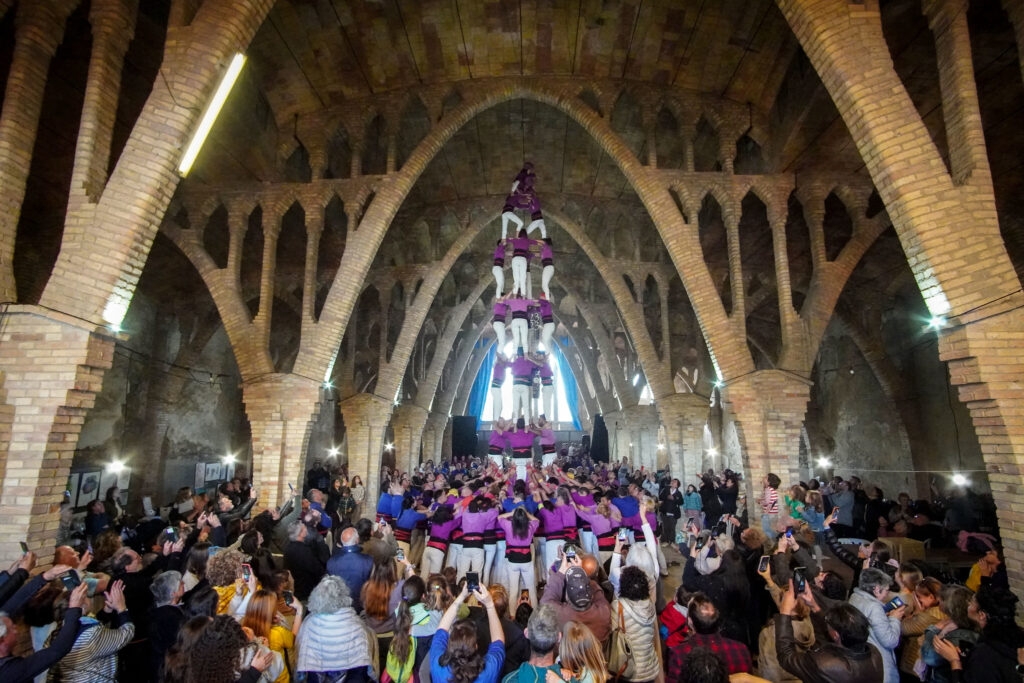 4d8 dels Moixiganguers a l'interior del celler modernista de Sant Guim de Freixenet (Pau Corceles/Moixiganguers d'Igualada)