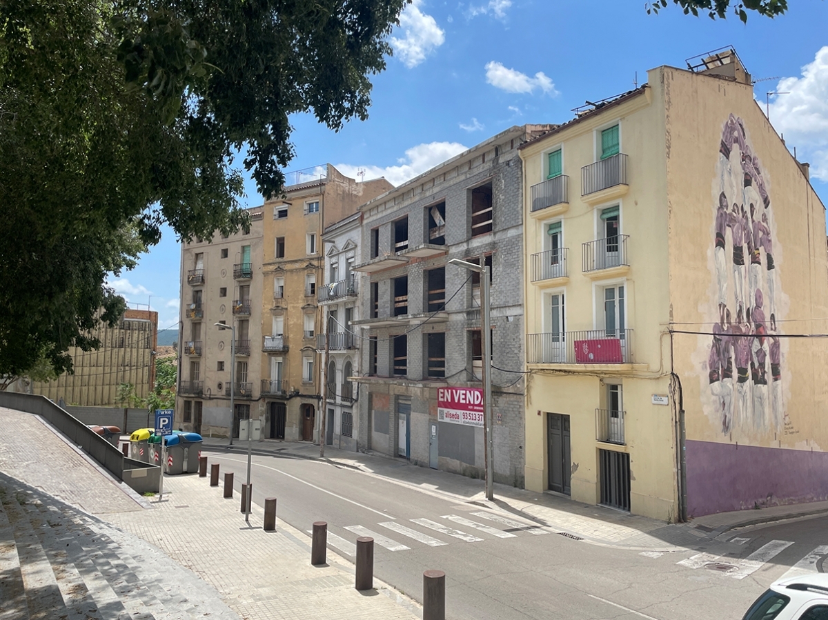 Carcassa buida al Passeig de les Cabres. Marc Soler.