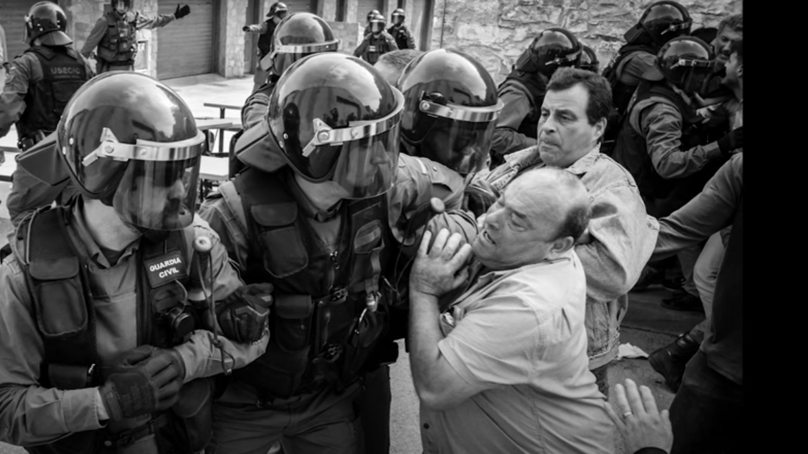 Repressió policial de la policia espanyola contra els veïns de Sant Martí Sesgueioles l'u d'octubre de 2017 (Stan de Zoysa) 