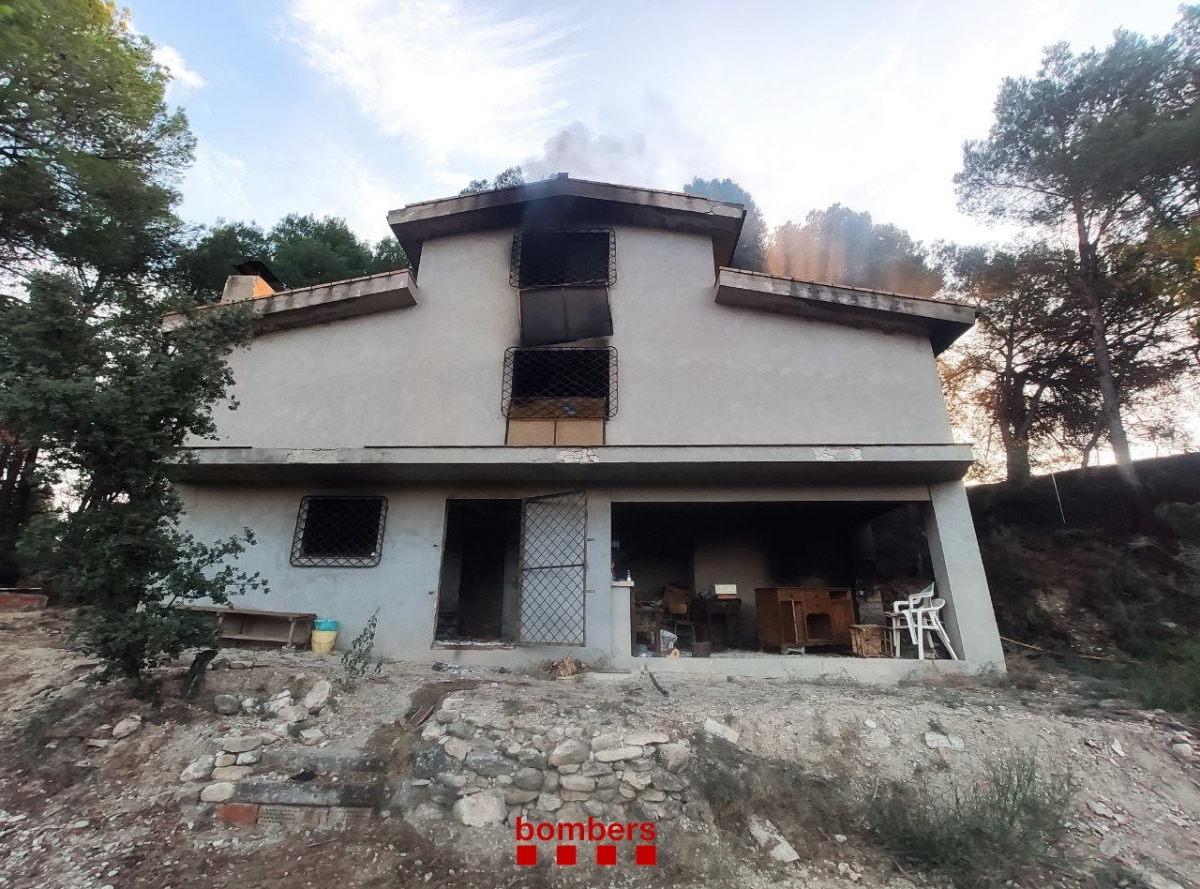 Masia afectada. Bombers de la Generalitat de Catalunya.
