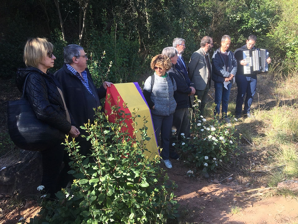 Placa en record dels assassinats a Can Ma&ccedil;ana (Foto: Toni Cort&egrave;s)
