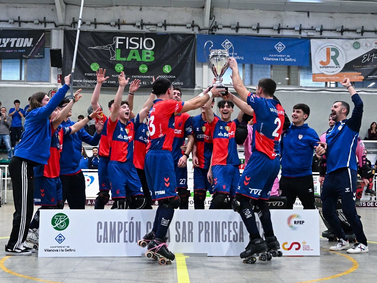 Simar Igualada al&ccedil;ant la copa. Foto: Xavi Garcia.