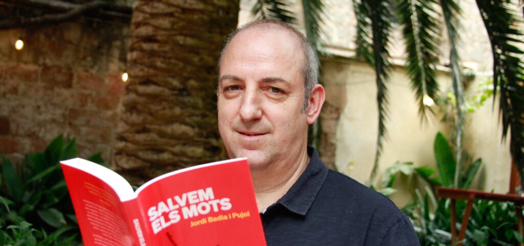 Jordi Badia, amb un exemplar del llibre (Foto: Vilaweb)