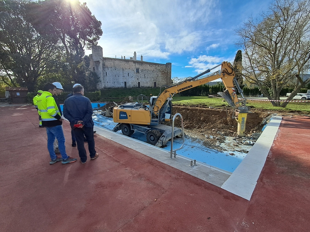 Obres a la piscina. Ajuntament de la Torre de Claramunt.