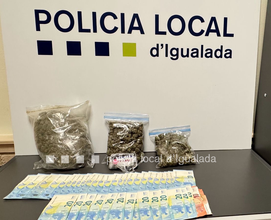 Marihuana, haixix i diners que duia l'individu. Policia Local.