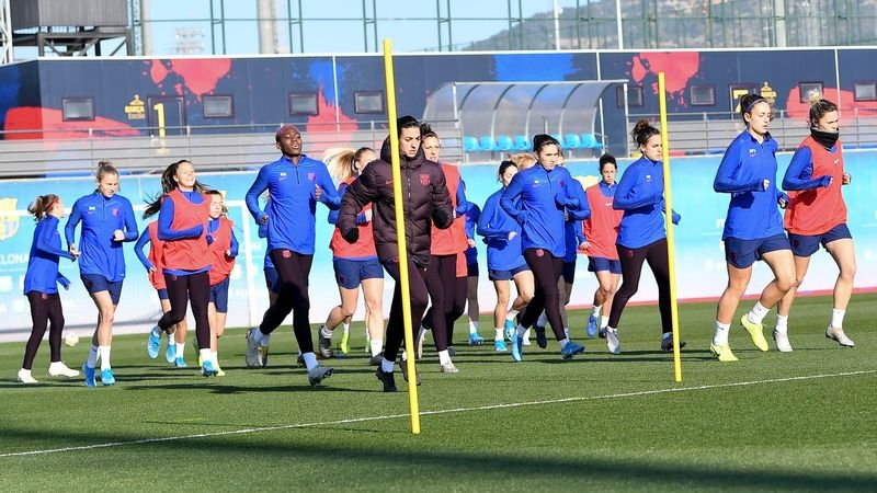 Les jugadores entrenant sota les ordres de la igualadina Berta Carles (Foto: FCBarcelona)