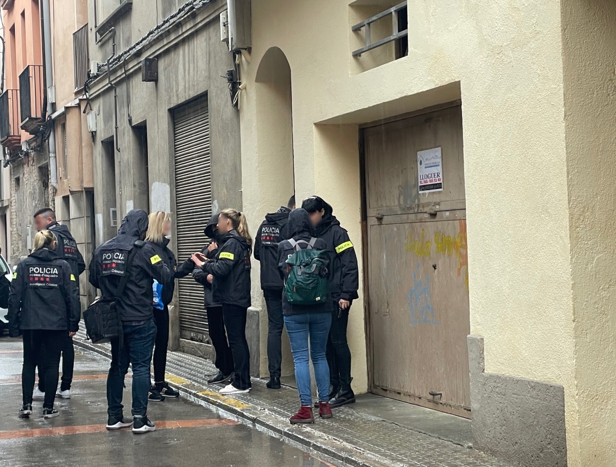 Agents de la Unitat Central d'Agressions Sexuals, davant el domicili del detingut (Foto: TCM)