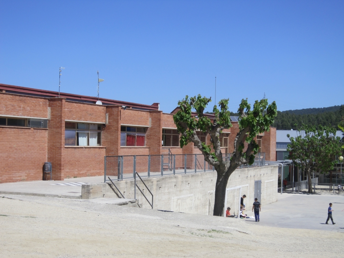 Una de les façanes de l'Escola Castell d'Òdena