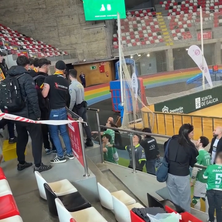 Jugadors de Liceo es dirigeixen als aficionats igualadins (@igualadahc)