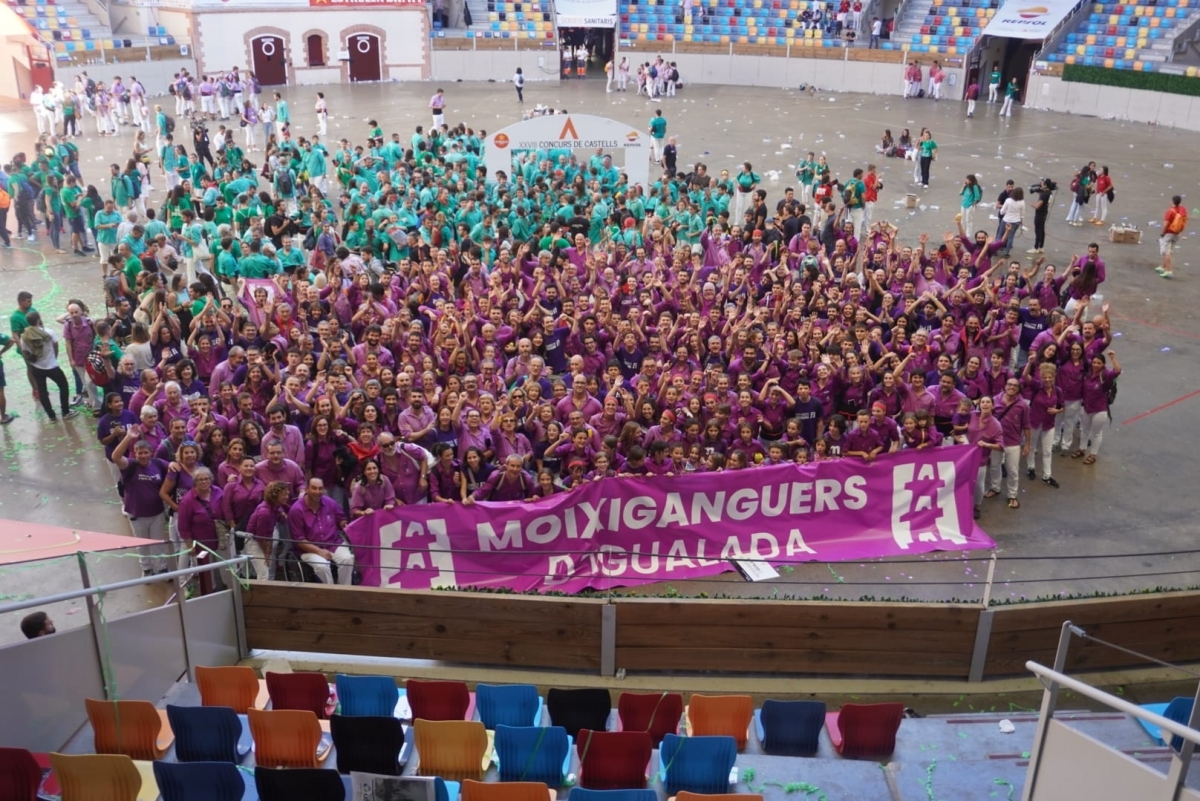 Unes sis-centes persones van fer pinya amb els Moixiganguers (Foto: Moixiganguers d'Igualada)