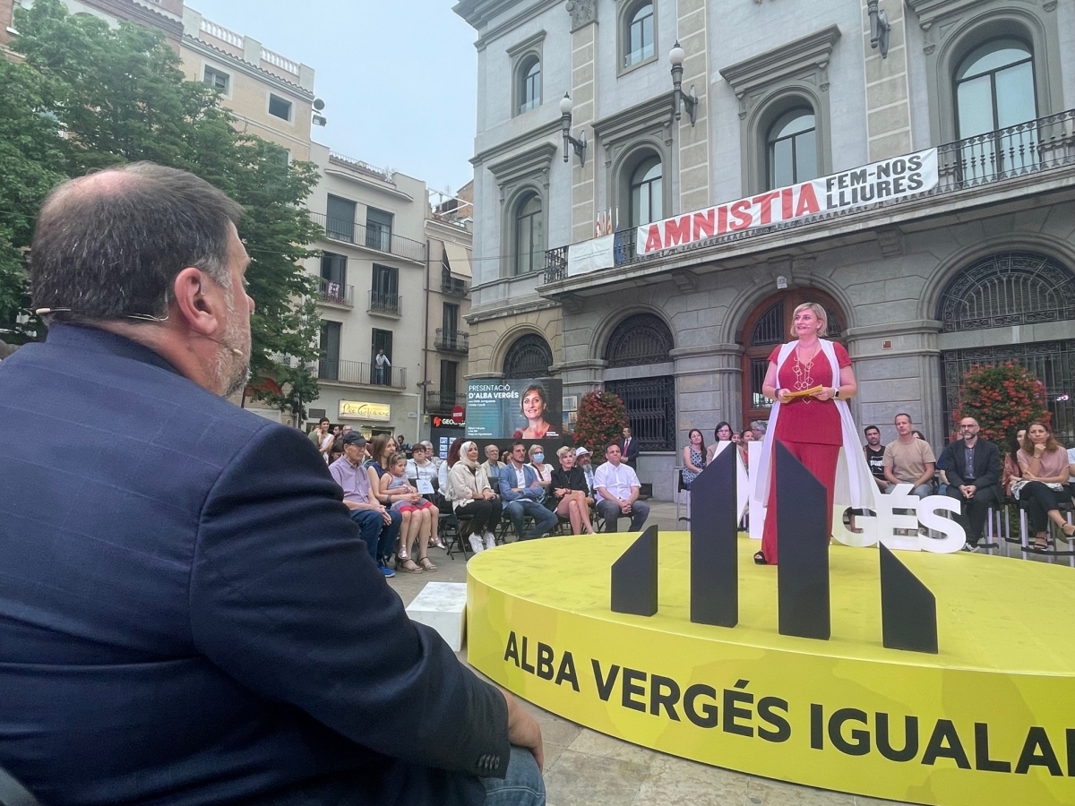 Oriol Junqueras escoltant la intervenció d'Alba Vergés (Foto: TCM)